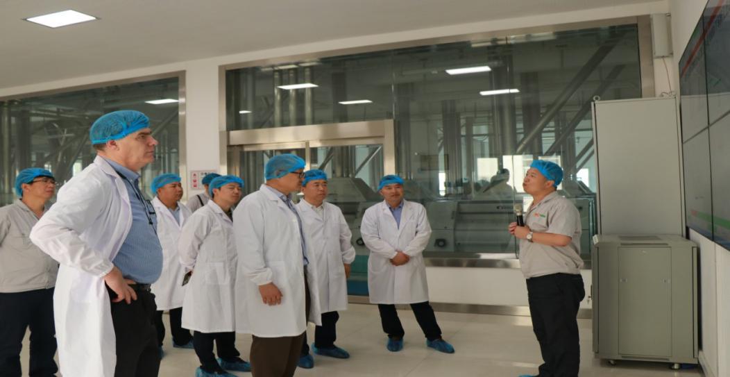 瑞士布勒集團銷售和服務總裁一行參觀西瑞面粉生產(chǎn)線