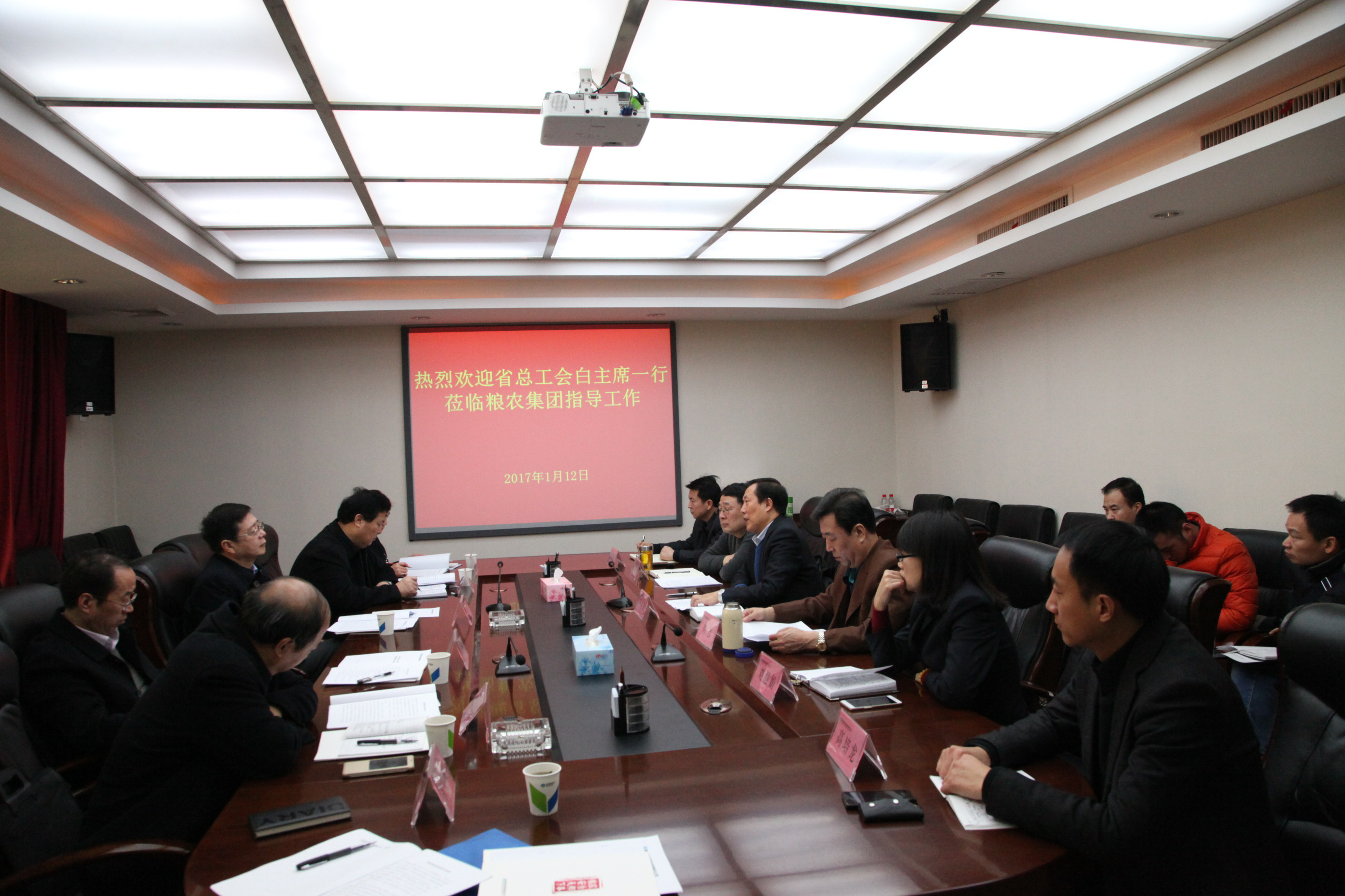 省總工會主席白阿瑩慰問糧農(nóng)集團職工